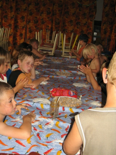 nejmen�� d�ti vyr�b�li sladk� kuli�ky
